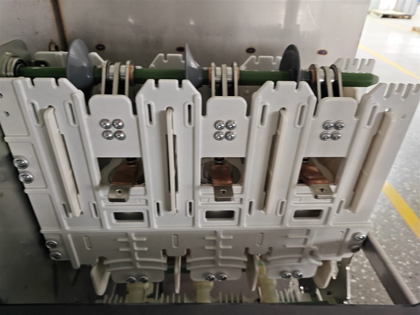 medium voltage switchgear operating mechanism assembly